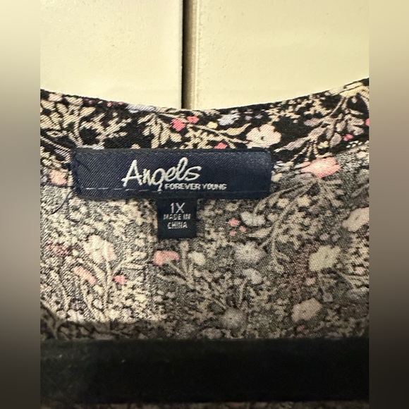 Angels 1x (fits smaller) Floral Black  Rayon Blouse Worn Once - Picture 9 of 13